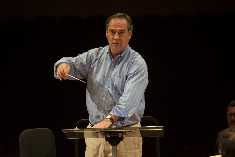 Maximiano Valdés, director de música de la Orquesta Sinfónica de Puerto Rico, dirige la sinfonía durante un ensayo. (Jesse Costa/WBUR)