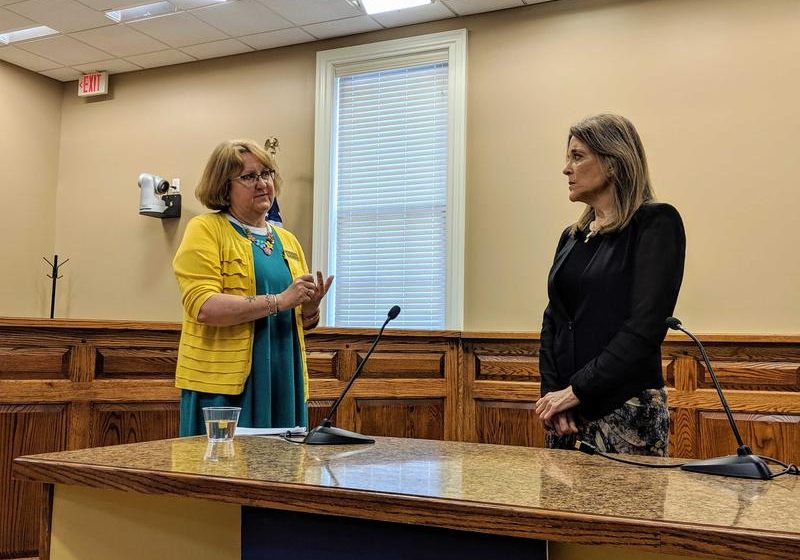New England News Collaborative New Hampshire State Rep Wendy Thomas Left Talks With Democratic Presidential Candidate Marrianne